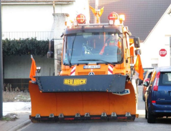 Parkende Autos in den Ortsdurchfahrten (wie hier auf der Kreisstraße 4141 in Edingen) erschweren die Arbeit der Winterdienste im Rhein-Neckar-Kreis. (Foto: Landratsamt)