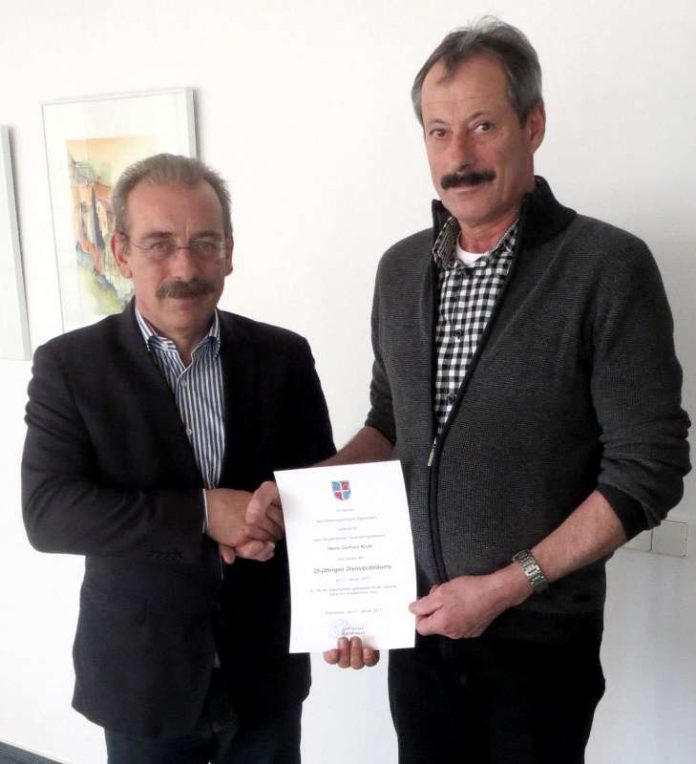 Bürgermeister Olaf Gouasé (l.) und Gerhard Klohr (Foto: VG-Verwaltung Edenkoben)