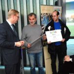 Markus Frank übergibt Scheck an Aron Seng und Christian Walter von der SG Bornheim Grün-Weiss (Foto: Stadt Frankfurt)