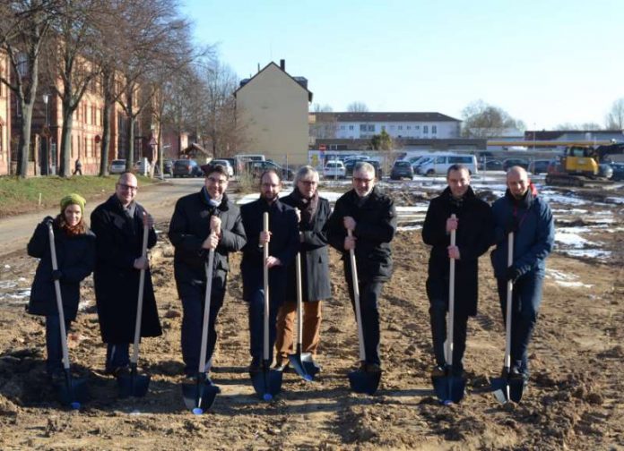 In Kürze starten die Bauarbeiten an 39 neuen Wohnungen in der Landauer Dörrenbergstraße. Oberbürgermeister Thomas Hirsch, Bürgermeister Dr. Maximilian Ingenthron und Stephan Ruppert, Geschäftsführer des Bauunternehmens Matthias Ruppert, traten heute gemeinsam zum symbolischen Spatenstich an. (Foto: Stadt Landau in der Pfalz)