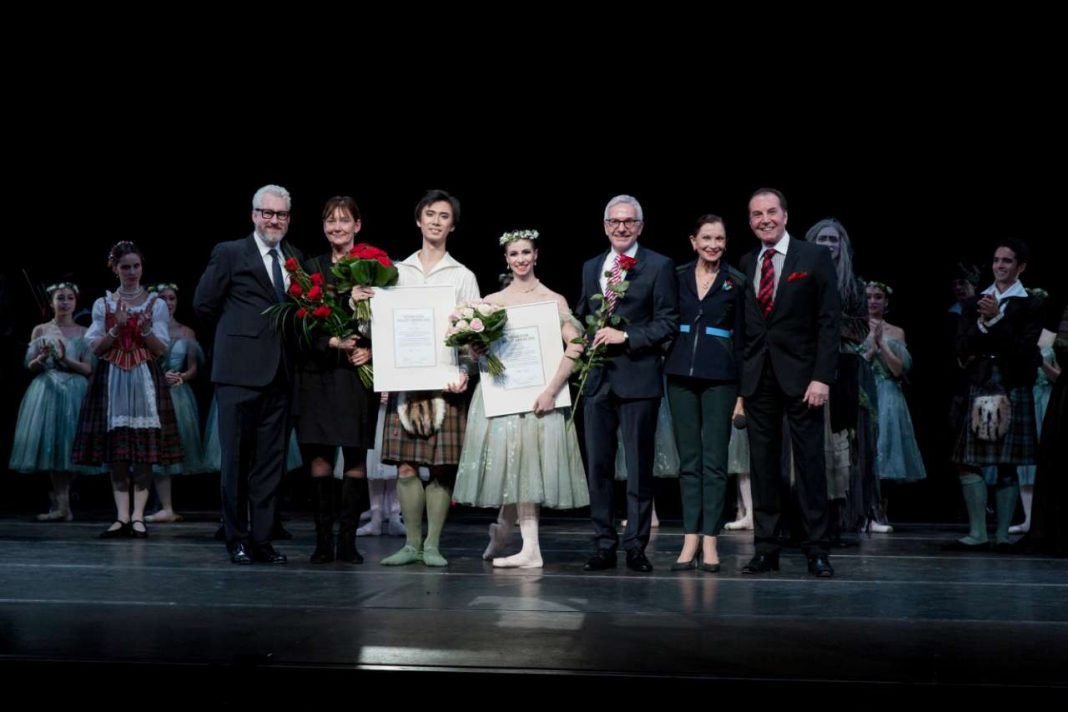 Im Anschluss an die gefeierte Vorstellung von La Sylphide am Freitag, 20.1., wurde auf der Bühne des GROSSEN HAUSES bereits zum zweiten Mal der YOUNG STAR BALLET AWARD verliehen. (Foto: Felix Grünschloss)