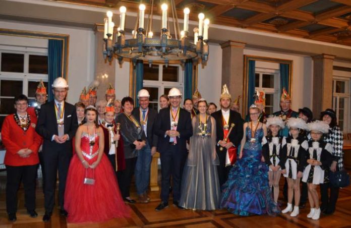 Oberbürgermeister Thomas Hirsch empfing gemeinsam mit Bürgermeister Dr. Maximilian Ingenthron und  Beigeordnetem Rudi Klemm die Karnevalshoheiten des Landauer Carneval Vereins (LCV), des Landauer Carneval Clubs (LCC) und des Godramsteiner Karnevalsvereins (GKV) samt Gefolge im historischen Empfangssaal. (Foto: Stadt Landau in der Pfalz)