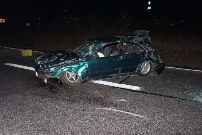 Unfallbeschädigter PKW (Foto: Polizei RLP) Unfallbeschädigter PKW (Foto: Polizei RLP)
