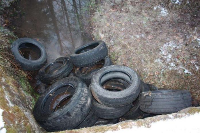 Reifen vor Brückenzufluss Klingbach (Foto: Polizei RLP) Reifen vor Brückenzufluss Klingbach (Foto: Polizei RLP)