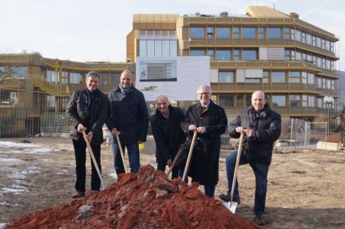 Dr. Thomas Knieriemen (Firma Horn), Architekt Harald Lang, Werkleiter Klaus Pabst, Landrat Hans-Ulrich Ihlenfeld, Personalratsvorsitzender Wolfgang Bauer. (Foto: Kreisverwaltung)