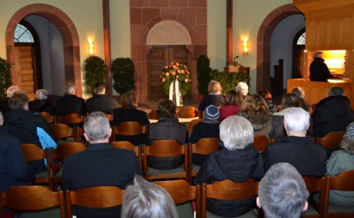 Gemeinsam mit dem Verein für Volksbildung und Jugendpflege und der Gesellschaft für christlich-jüdische Zusammenarbeit veranstaltet die Stadt Landau jedes Jahr am 27. Januar eine Gedenkstunde für die Opfer des Nationalsozialismus. (Foto: Stadt Landau in der Pfalz) Gemeinsam mit dem Verein für Volksbildung und Jugendpflege und der Gesellschaft für christlich-jüdische Zusammenarbeit veranstaltet die Stadt Landau jedes Jahr am 27. Januar eine Gedenkstunde für die Opfer des Nationalsozialismus. (Foto: Stadt Landau in der Pfalz)