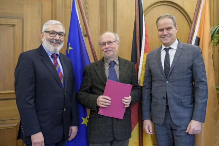 Beim Termin zur Weiterbestellung als Naturschutzbeauftragter: Bürgermeister Wolfgang Erichson (li.) und Oberbürgermeister Dr. Eckart Würzner (re.) dankten Dr. Karl-Friedrich Raqué am 26. Januar 2017 für sein jahrelanges Engagement für die Natur in Heidelberg. (Foto: Philipp Rothe)