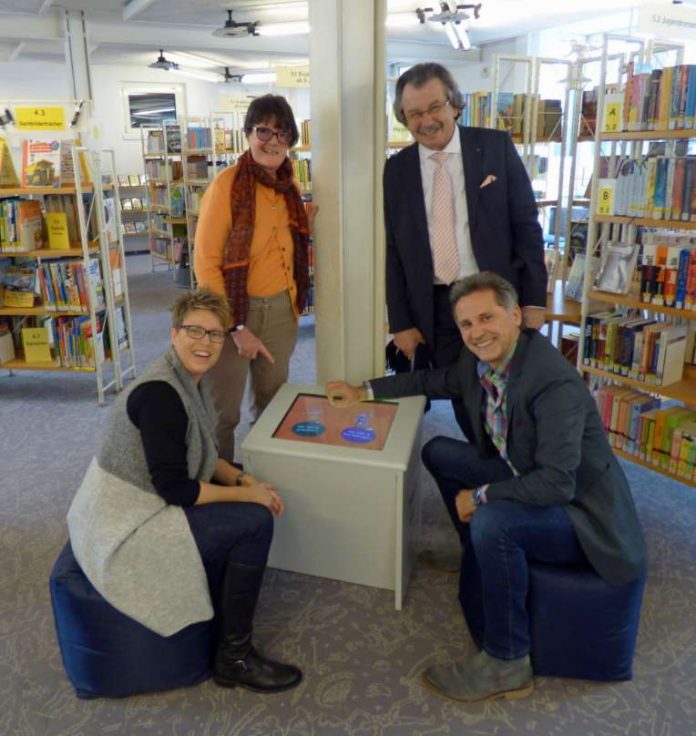 Über das neue Kinder-Touch-Terminal freuen sich: v.l. Simone Kunze (Sparda-Bank), Elisabeth Bochinger (Freunde der Stadtbibliothek), Reiner Seuser (Freunde der Stadtbibliothek) und Stefan Meisel (Leiter der Stadtbibliothek). (Foto: Stadtverwaltung)