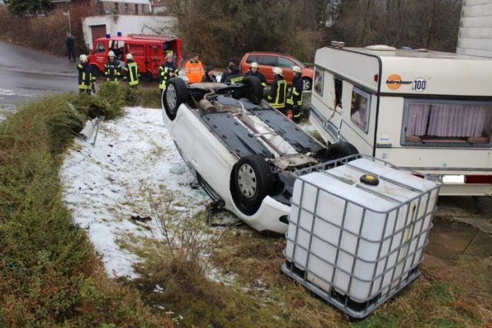 Unfallbeteiligter Pkw in Endposition (Foto: Polizei RLP)