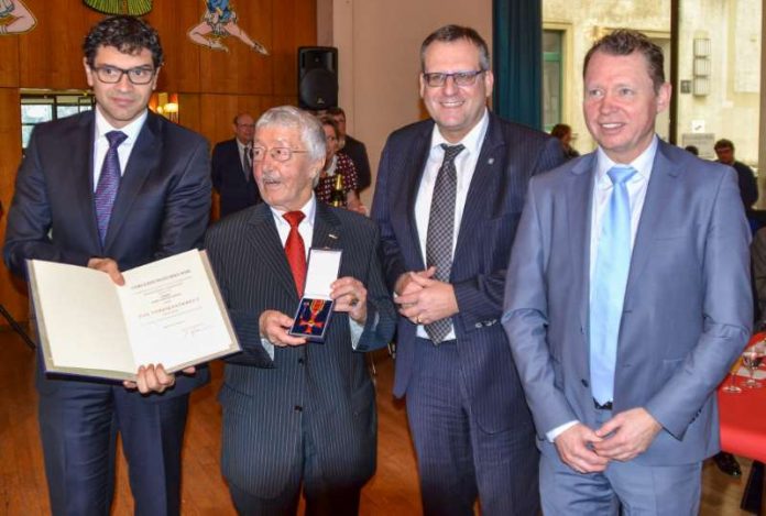 Staatssekretär Prof. Dr. Salvatore Barbaro, Ehrenbürger Seppel Götze, Oberbürger- meister Thomas Feser, SPD-Fraktionsvorsitzender Michael Hüttner MdL (Foto: Stadtverwaltung Bingen)