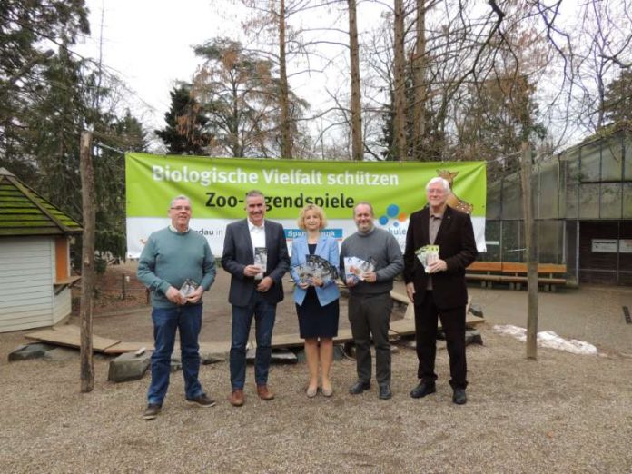 Peter Buchert (DGHT), Zooderzernent Rudi Klemm, Zooschulleiterin Dr. Gudrun Hollstein, Zoodirektor Dr. Jens-Ove Heckel und Sanitätsrat Dr. Helmuth Back (1. Vorsitzender Freundeskreis des Landauer Tiergartens e.V.) (v.l.) stellten am 30. Januar das Zoo-Jahresprogramm vor. (Foto: Zoo Landau) Peter Buchert (DGHT), Zooderzernent Rudi Klemm, Zooschulleiterin Dr. Gudrun Hollstein, Zoodirektor Dr. Jens-Ove Heckel und Sanitätsrat Dr. Helmuth Back (1. Vorsitzender Freundeskreis des Landauer Tiergartens e.V.) (v.l.) stellten am 30. Januar das Zoo-Jahresprogramm vor. (Foto: Zoo Landau)
