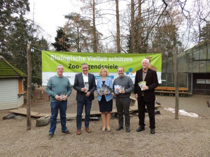 Peter Buchert (DGHT), Zooderzernent Rudi Klemm, Zooschulleiterin Dr. Gudrun Hollstein, Zoodirektor Dr. Jens-Ove Heckel und Sanitätsrat Dr. Helmuth Back (1. Vorsitzender Freundeskreis des Landauer Tiergartens e.V.) (v.l.) stellten am 30. Januar das Zoo-Jahresprogramm vor. (Foto: Zoo Landau)