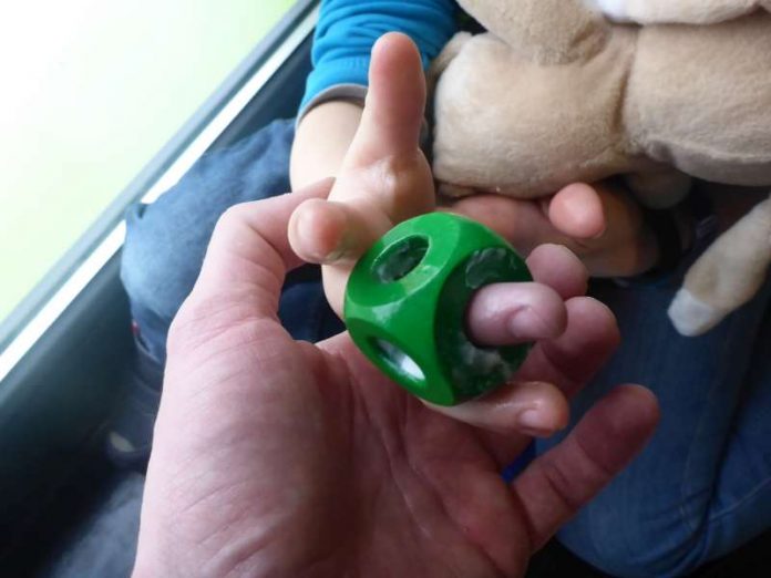 Ein Finger steckte im Spielzeug fest (Foto: Feuerwehr)