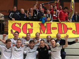 Lautstarke Unterstützung für den Verbandsmeister SG Meisenheim/Desloch; rechts hinten SWFV-Präsident Dr. Hans-Dieter Drewitz. (Foto: SWFV)
