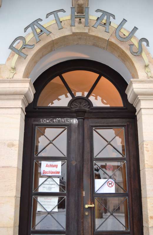 Rund um das Landauer Rathaus ist aufgrund des Tauwetters aktuell Vorsicht geboten: Hier können Schneelawinen abgehen. (Foto: Stadt Landau in der Pfalz)