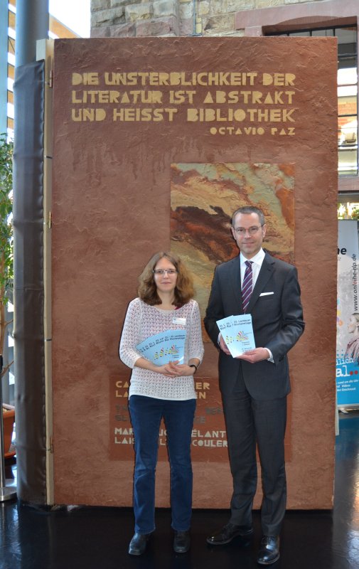 Bürgermeister und Kulturdezernent Dr. Maximilian Ingenthron (r.) hat das Programm der 33. Landauer Büchereitage nun gemeinsam mit der Stadtbibliotheksleiterin Amelie Goller (l.) vorgestellt. (Foto: Stadt Landau in der Pfalz)