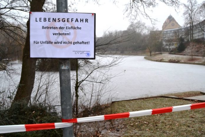 Aufgrund der zu dünnen Eisschicht wird der Schwanenweiher nicht zum Schlittschuhlaufen freigegeben und das Betreten der Eisfläche verboten. Die Stadtverwaltung bittet die Bürgerinnen und Bürger um Beachtung. (Foto: Stadt Landau in der Pfalz) Aufgrund der zu dünnen Eisschicht wird der Schwanenweiher nicht zum Schlittschuhlaufen freigegeben und das Betreten der Eisfläche verboten. Die Stadtverwaltung bittet die Bürgerinnen und Bürger um Beachtung. (Foto: Stadt Landau in der Pfalz)