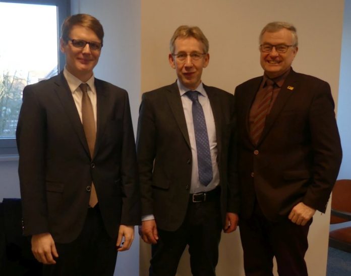 Freuen sich auf die Zusammenarbeit (von links): der neue kaufmännische Direktor der LUFA Speyer, Jan Jungkind, Prof. Dr. Franz Wiesler und Bezirkstagsvorsitzender Theo Wieder (Foto: BV Pfalz)