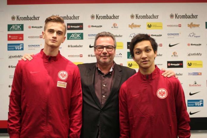 v.l.: Jan Ostrowski, Nachwuchskoordinator Holger Müller, Mahato Takahashi (Foto: Eintracht Frankfurt)
