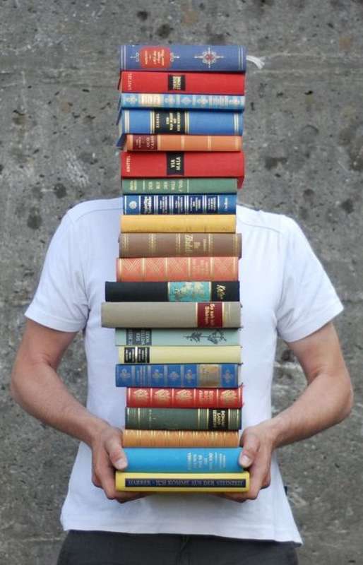 Mensch mit Bücherstapel (Foto: Stadtverwaltung)