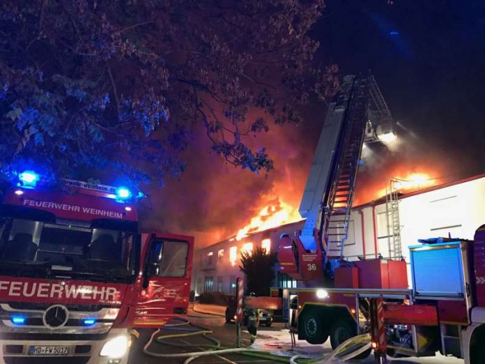 Foto vom Lagerhallenbrand Lagerbrand bei der Firma Naturin (Foto: Feuerwehr Weinheim)