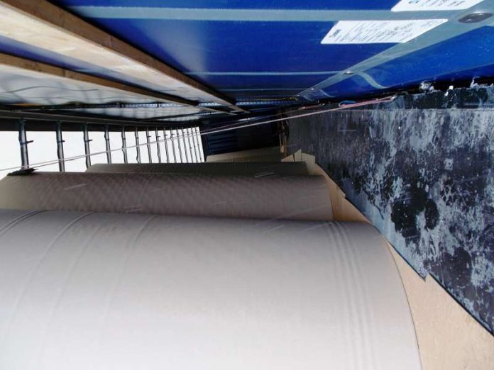 Verrutschte Papierrollen in Sattelzug (Foto: Polizei RLP) Verrutschte Papierrollen in Sattelzug (Foto: Polizei RLP)