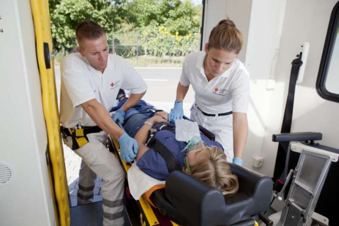 Patientin auf Trage wird behandelt (Foto: Köhler/DRK)