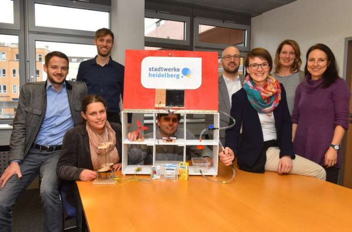 Zur Übergabe des Miniaturhauses trafen sich (v.l.) Mathias Jaschke, Patrick Schindler, Philipp Heiß, Ruben Zutavern und Miranda Thiele (F3) sowie Sonja Troch (2.v.r.) von den Stadtwerken Heidelberg mit Tabea Tangerding (r.) und Patricia Röser (2.v.l.) vom Bündnis für Familie Heidelberg. (Foto: Peter Dorn)