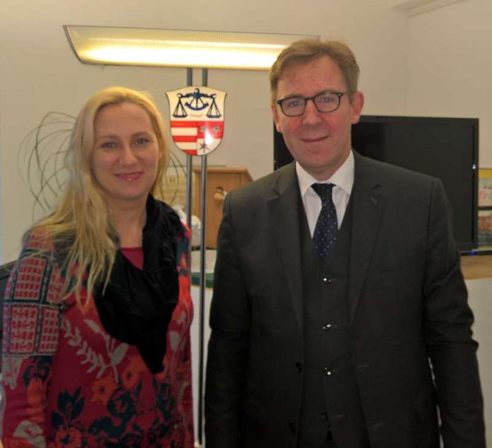 Erste Kreisbeigeordnete Diana Stolz im Gespräch und Bürgermeister Holger Schmitt (Foto: Kreis Bergstraße)