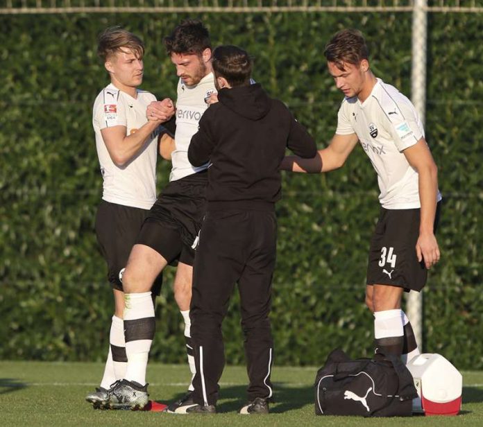 Tim Kister, hier nach seiner Verletzung im Testspiel gegen Preußen Münster, steht dem SVS früher als erwartet wieder zur Verfügung. (Foto: Sanders)