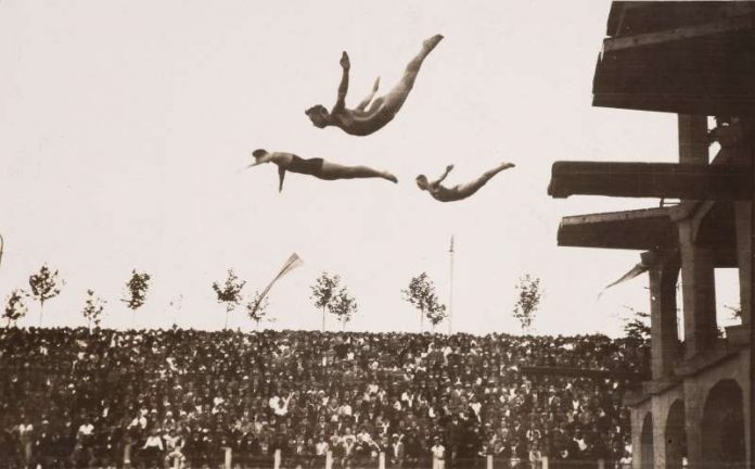 Schwimmsport im Stadion, Länderkampf Deutschland – Schweiz, Frankfurt am Main, 1925 (?), Fotografie (Foto: HMF/Horst Ziegenfuß)