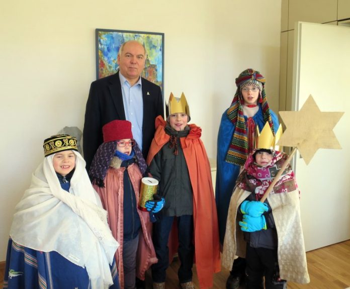 Sternsinger-Besuch im Neustadter Rathaus (Foto: Stadtverwaltung)