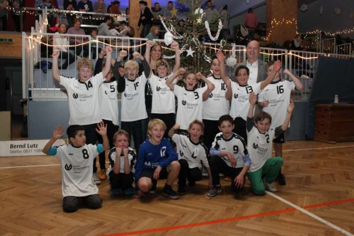 E-Jugend des TuS Dansenberg mit neuen Trikots in die Rückrunde (Foto: TuS 04 KL-Dansenberg)