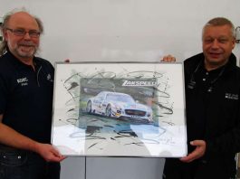 Künstler Walter-Heinz Glaß aus Lambrecht überreicht Zakspeed-Teamchef Peter Zakowski (rechts) ein Gemälde vom siegreichen Mercedes-AMG der Saison 2015 (Foto: Michael Sonnick)