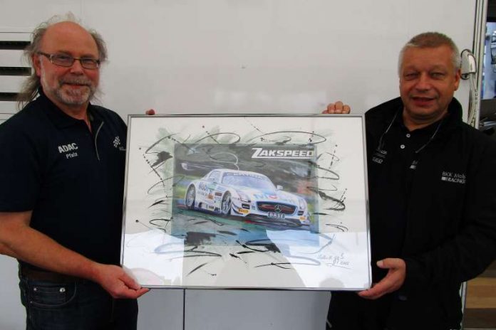 Künstler Walter-Heinz Glaß aus Lambrecht überreicht Zakspeed-Teamchef Peter Zakowski (rechts) ein Gemälde vom siegreichen Mercedes-AMG der Saison 2015 (Foto: Michael Sonnick) Künstler Walter-Heinz Glaß aus Lambrecht überreicht Zakspeed-Teamchef Peter Zakowski (rechts) ein Gemälde vom siegreichen Mercedes-AMG der Saison 2015 (Foto: Michael Sonnick)