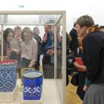 Besucher in der Ausstellung ‚Der rote Faden‘ im Weltkulturen Museum (Foto: Wolfgang Günzel)