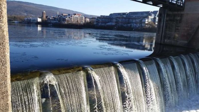 Kleine Eisschollen fließen über die bewegliche Klappe am Wehr Wieblingen (Foto: WSV)