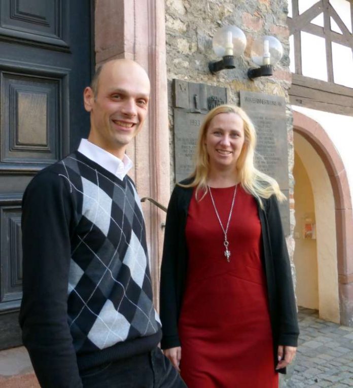 Erste Beigeordnete Diana Stolz und der Zwingenberger Bürgermeister Dr. Holger Habich (Foto: Kreis Bergstraße) Erste Beigeordnete Diana Stolz und der Zwingenberger Bürgermeister Dr. Holger Habich (Foto: Kreis Bergstraße)