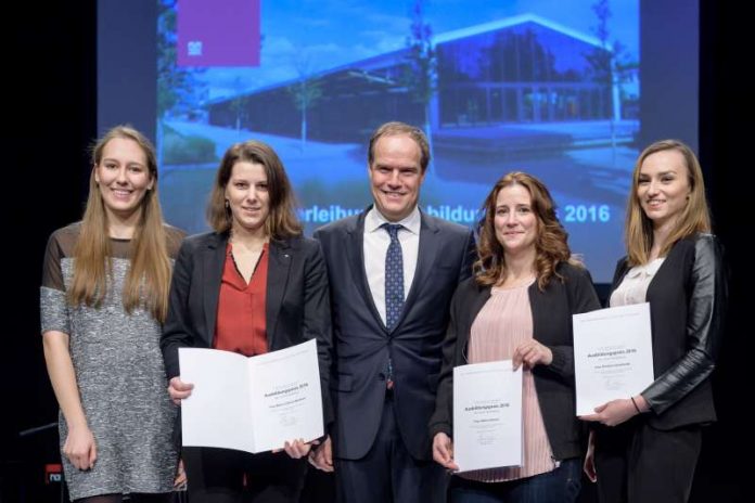 Ausgezeichnet: Jessica Gerling, Sabine Demel, Kristina Lutschinski und Marie Cathrin Wehrum (von links) freuten sich über die Ehrung durch Oberbürgermeister Dr. Eckart Würzner. (Foto: Philipp Rothe)