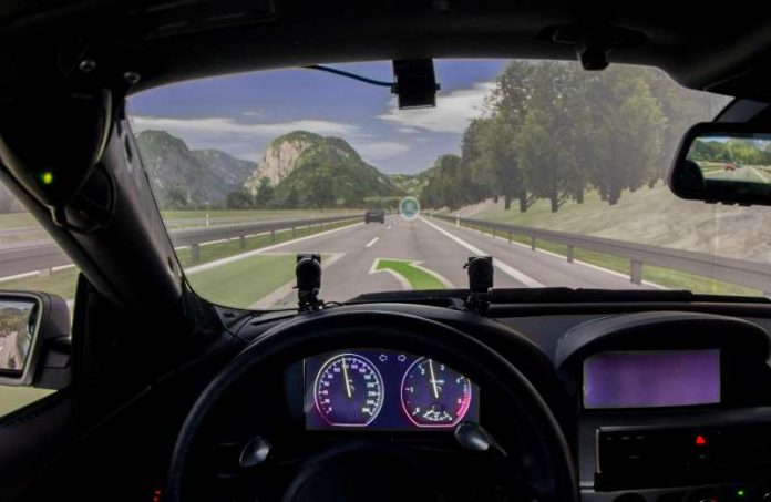 Ist der Autofahrer bereit das Steuer zu übernehmen? Mittels Kameras reagieren autonome Systeme abgestimmt auf die Lage im Innenraum. (Bild: PAKoS)