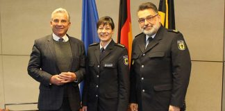 v.l.: Innenminister Thomas Strobl, Leitende Polizeidirektorin Kerstin Kohlmetz, Präsident der Bundespolizeidirektion Stuttgart, Peter Holzem" alt="v.l.n.r.: Innenminister Thomas Strobl, Leitende Polizeidirektorin Kerstin Kohlmetz, Präsident der Bundespolizeidirektion Stuttgart, Peter Holzem (Foto: Ministerium für Inneres, Digitalisierung und Migration)