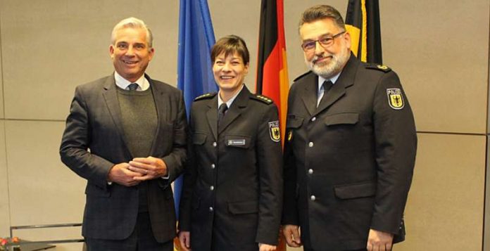 v.l.n.r.: Innenminister Thomas Strobl, Leitende Polizeidirektorin Kerstin Kohlmetz, Präsident der Bundespolizeidirektion Stuttgart, Peter Holzem (Foto: Ministerium für Inneres, Digitalisierung und Migration)