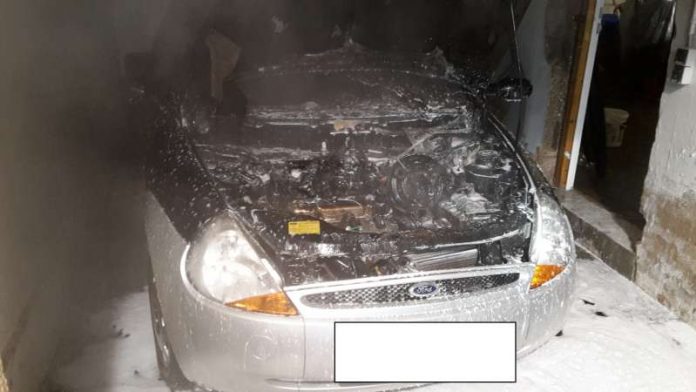Der Motorraum brannte aus (Foto: Polizei) Der Motorraum brannte aus (Foto: Polizei)