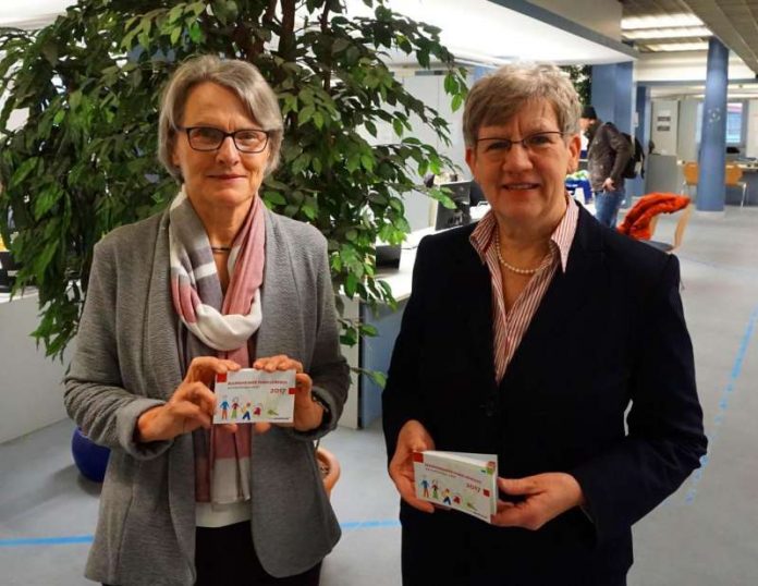 Dr. Ulrike Freundlieb und Felicitas Kubala stellten den Mannheimer Familienpass vor (Foto: Stadt Mannheim)