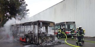 Der Bus brannte aus (Foto: Polizei RLP)