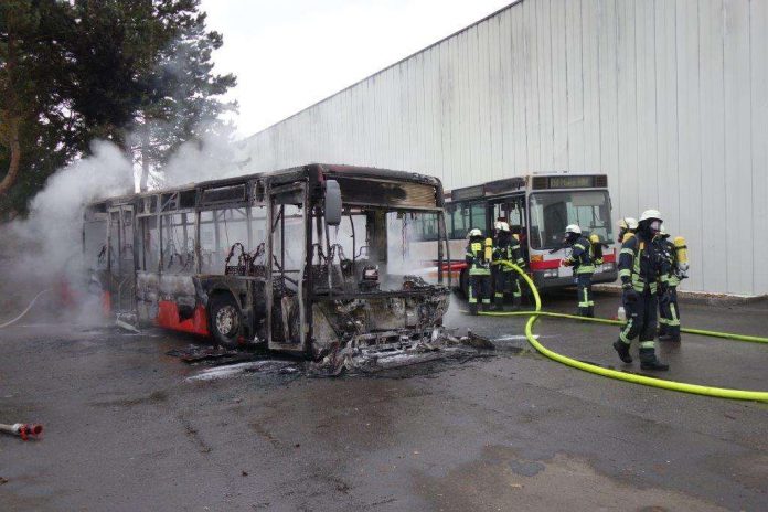 Der Bus brannte aus (Foto: Polizei RLP)