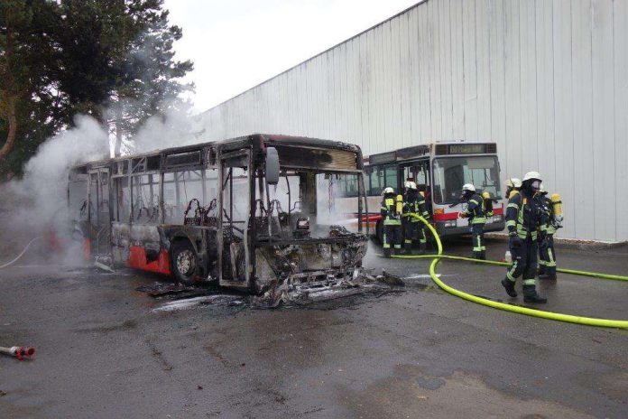 Der Bus brannte aus (Foto: Polizei RLP) Der Bus brannte aus (Foto: Polizei RLP)