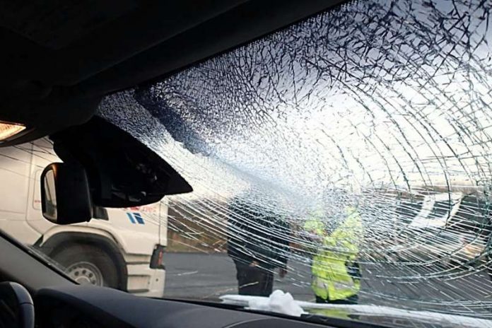 Beschädigte Windschutzscheibe innen (Foto: Polizei RLP)