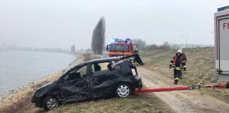 Der PKW nach der Bergung (Foto: Feuerwehr Speyer)