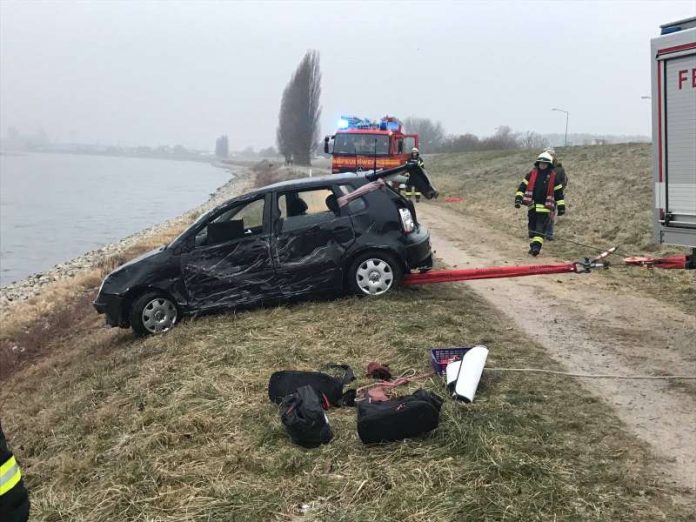 Der PKW nach der Bergung (Foto: Feuerwehr Speyer)